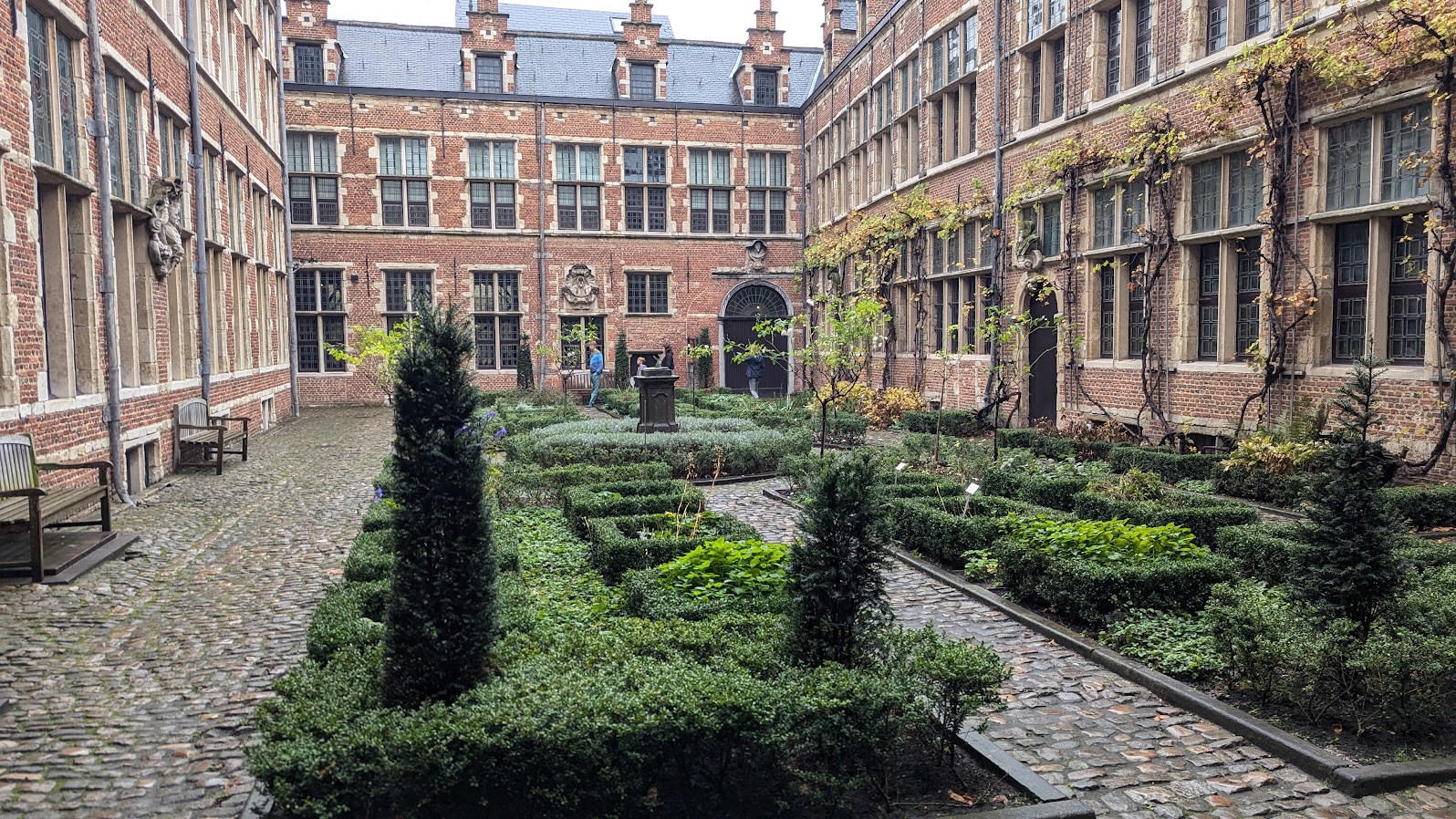 /img/antwerp-rotterdam-leiden/planter-garden.jpg